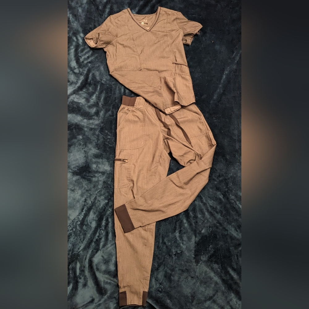 Adar jogger scrub set (xs)